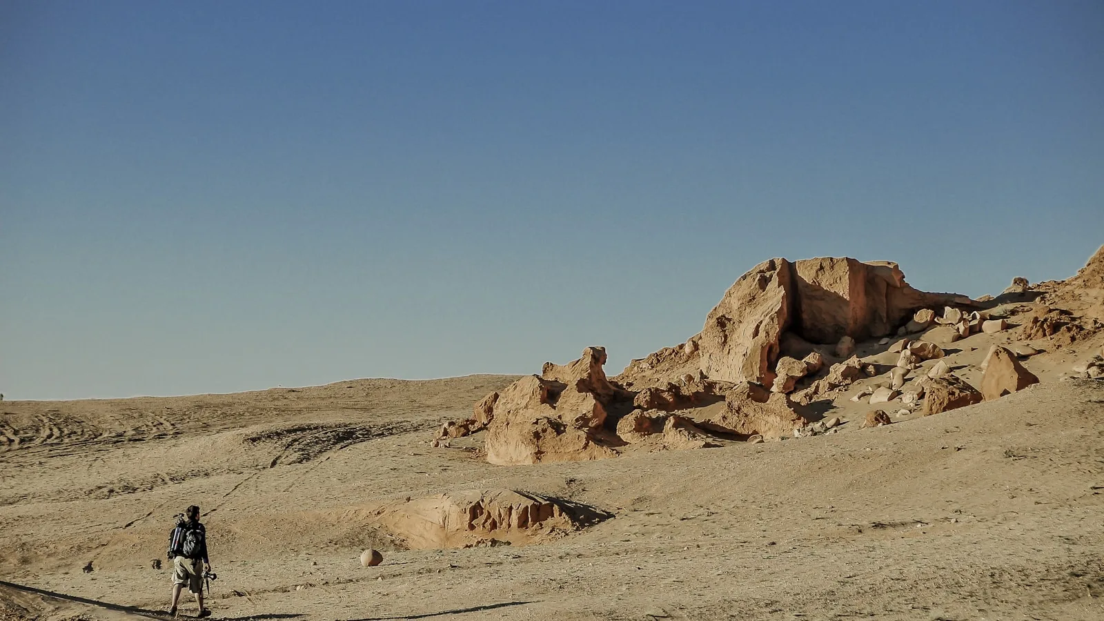 Contrat d'assurance voyage et hélicoptère de secours symbolisant le rapatriement sanitaire en Mongolie