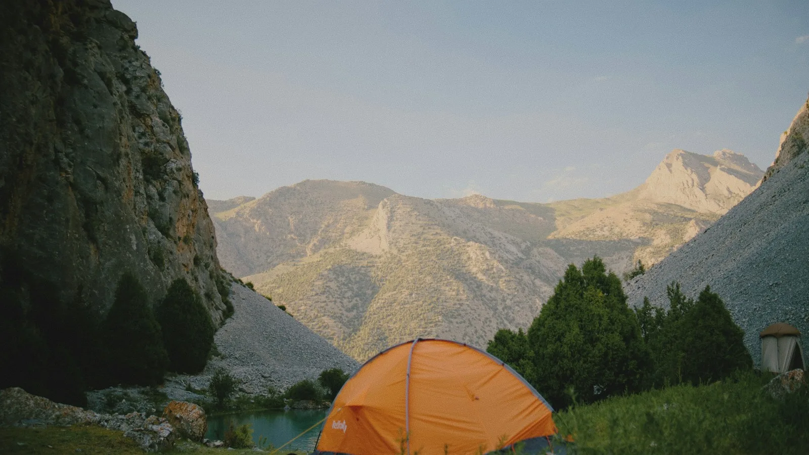 Tente de camping en autonomie dans la steppe mongole