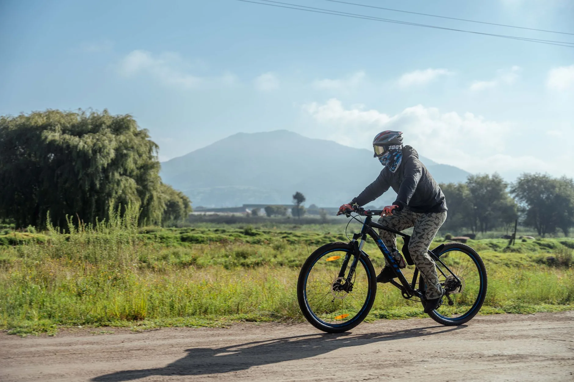 Cyclotouriste sur une piste dans la steppe mongole