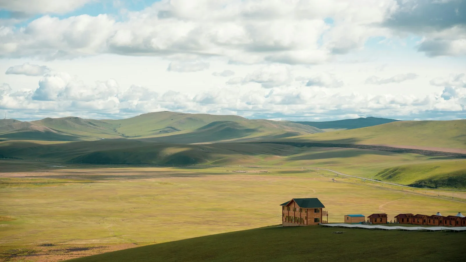 Piste et terminal de l'aéroport international Chinggis Khaan sous un ciel de steppe mongole