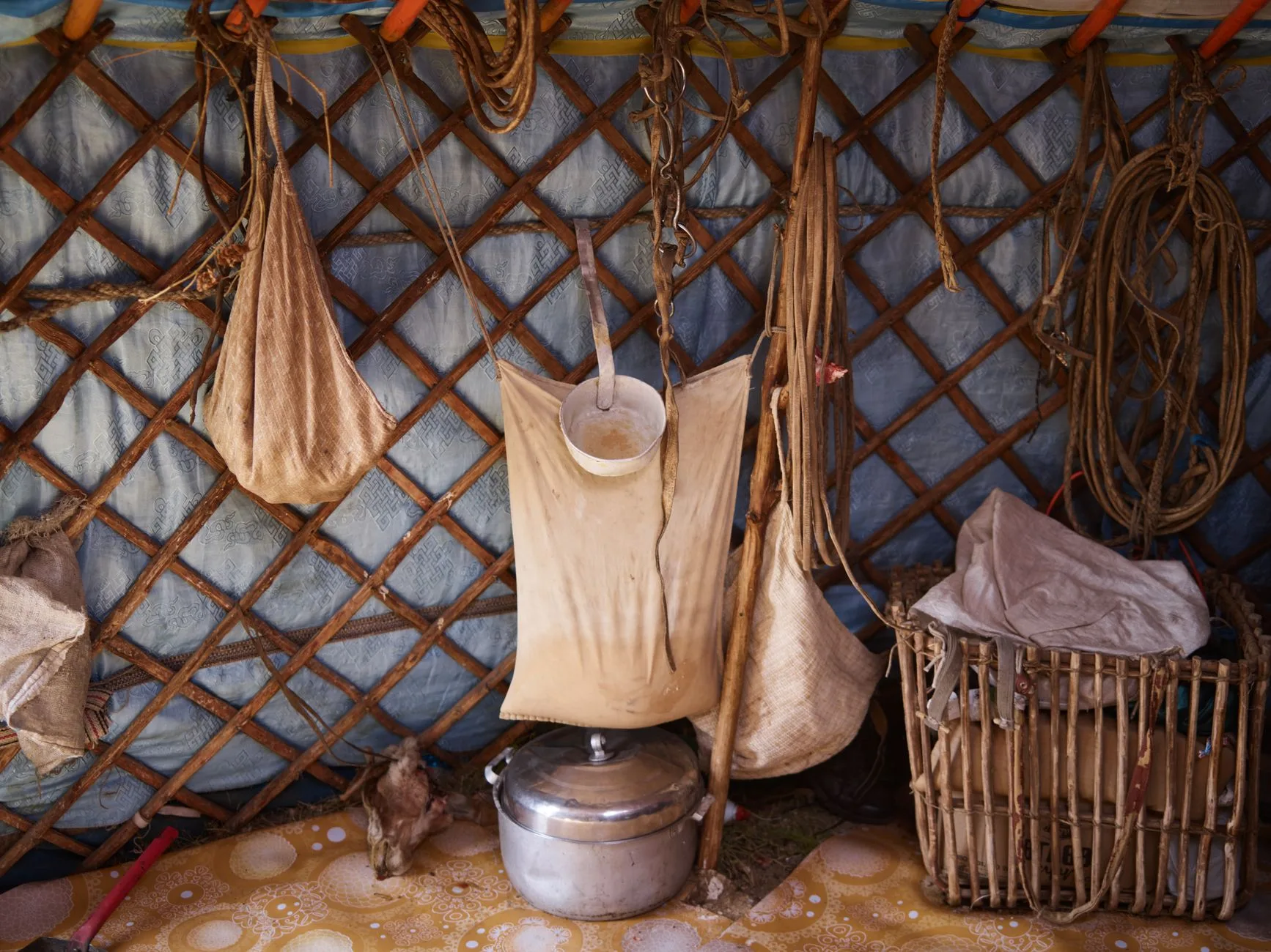 Préparation de produits laitiers traditionnels dans une yourte mongole