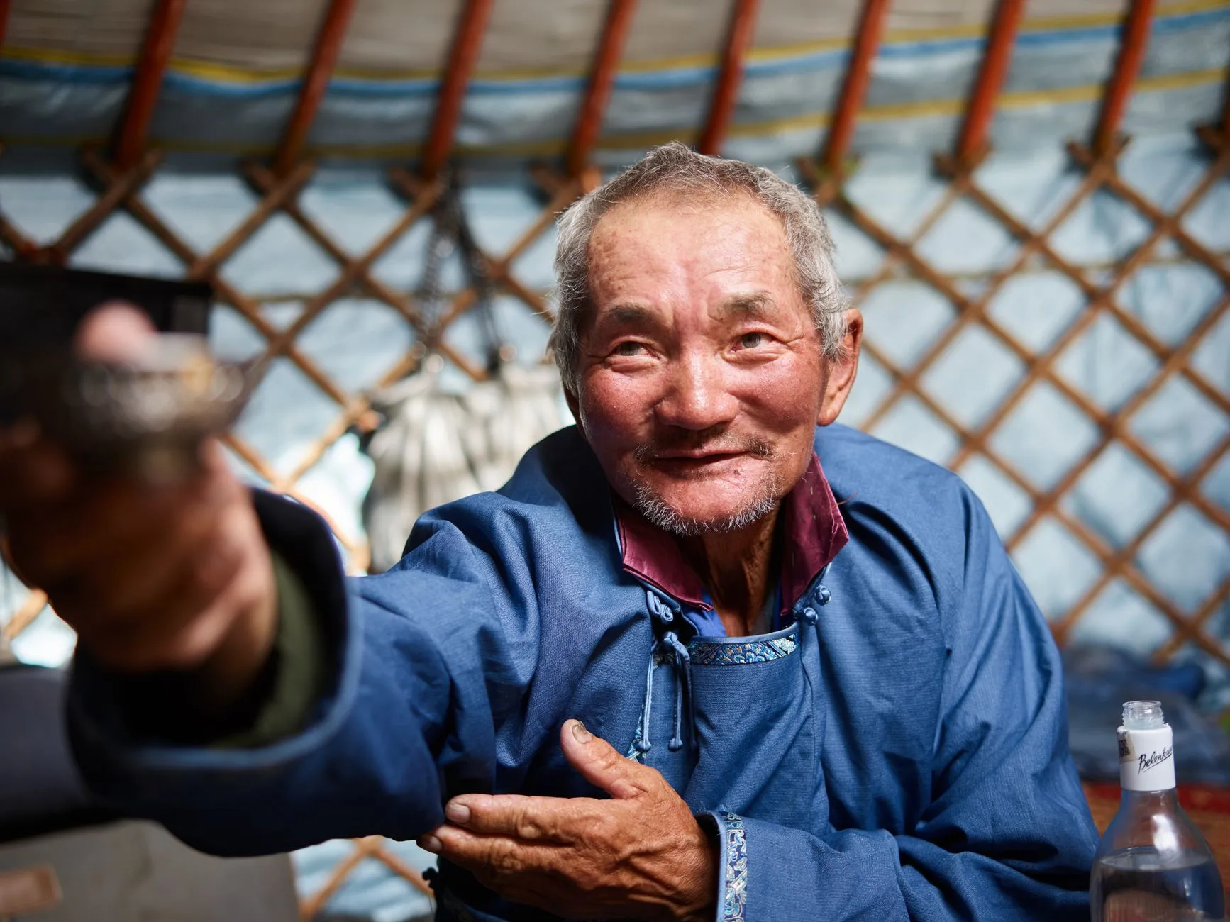 Bol de thé au lait offert par une famille nomade mongole dans une yourte