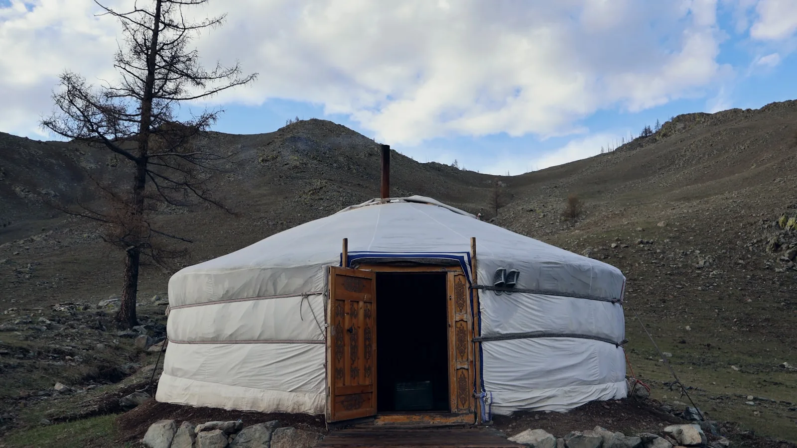 Camp de yourtes traditionnelles dans la steppe mongole